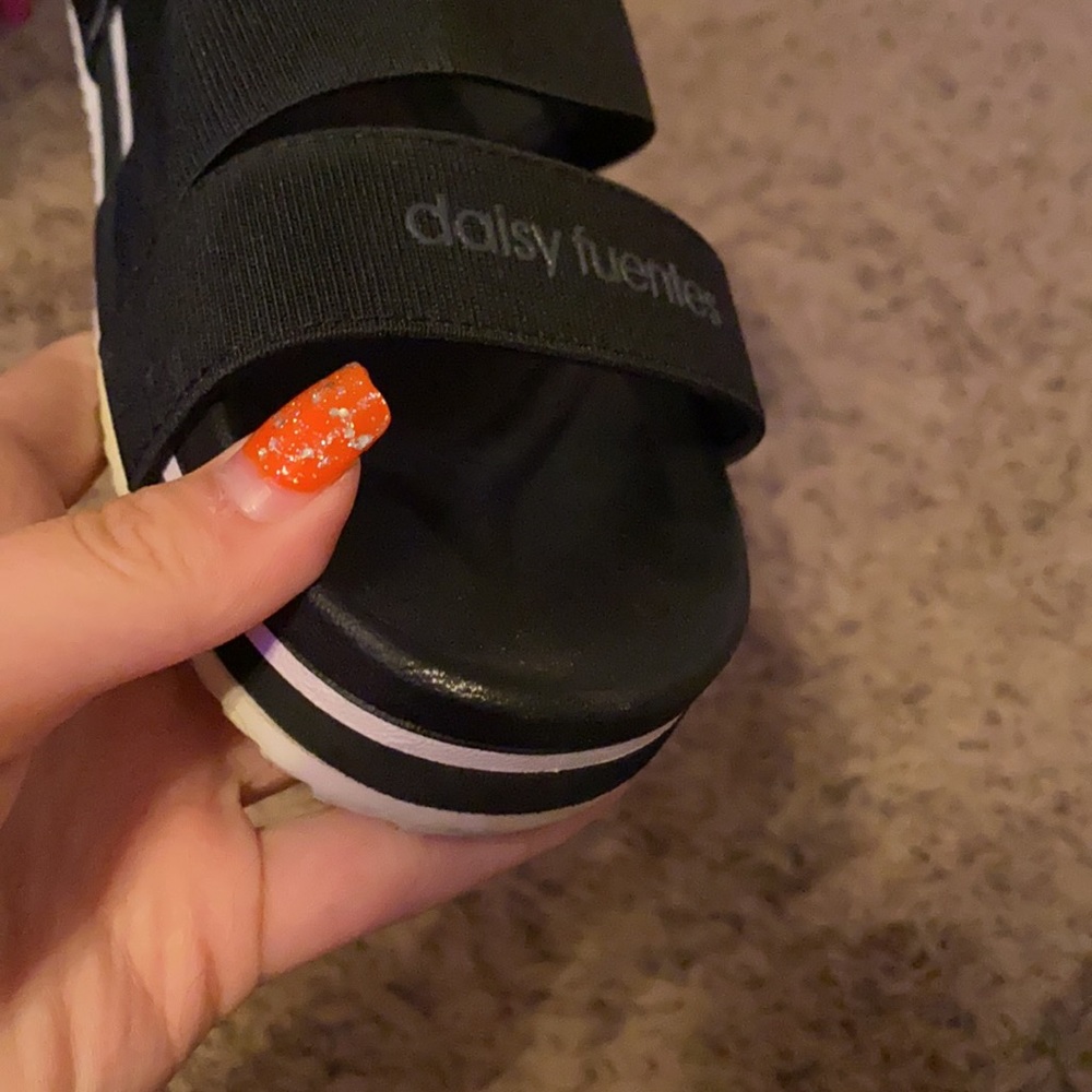 daisy fuentes sandals - Picture 5 of 6